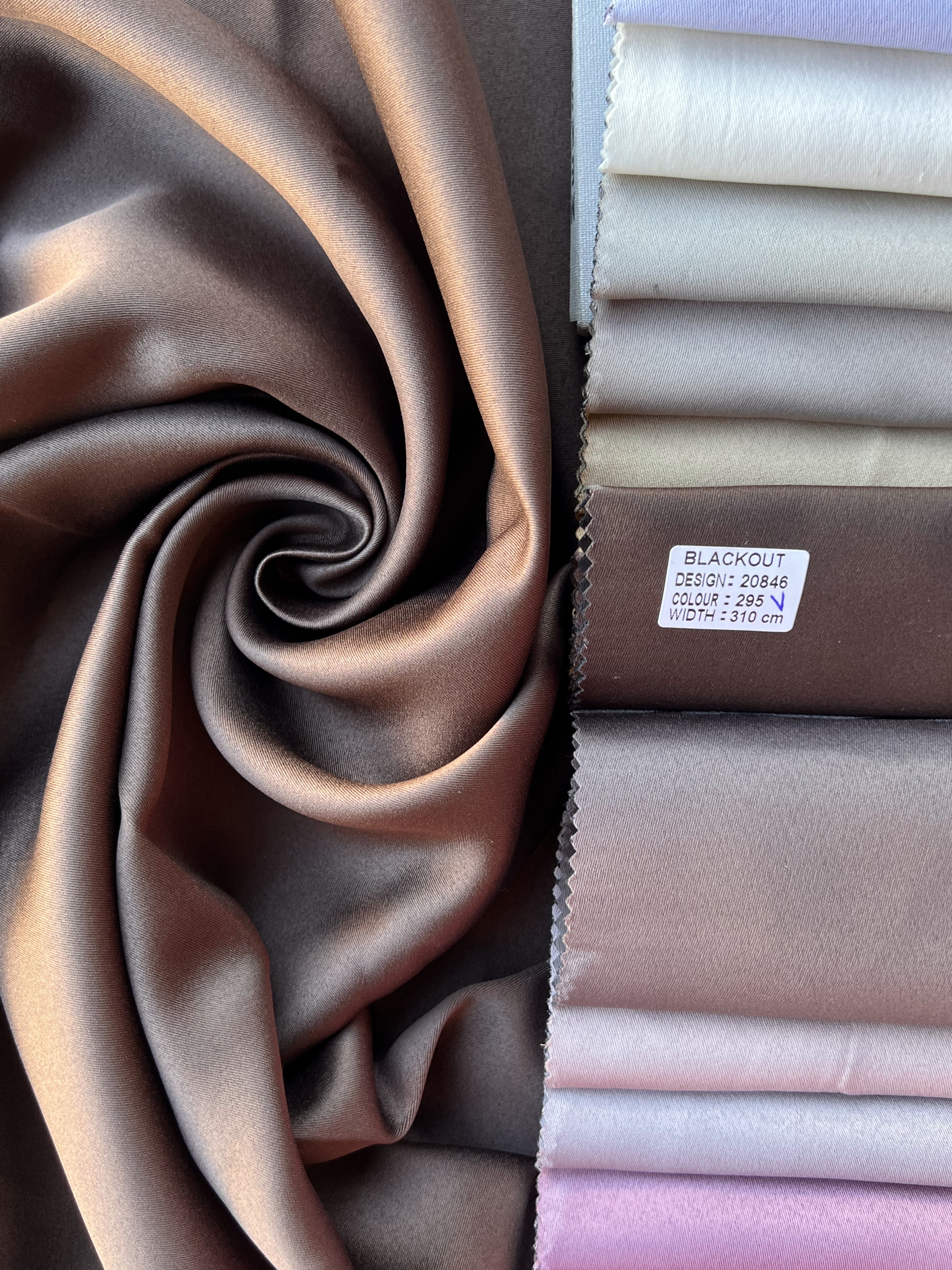 Monochrome "Blackout" curtain, dark brown color