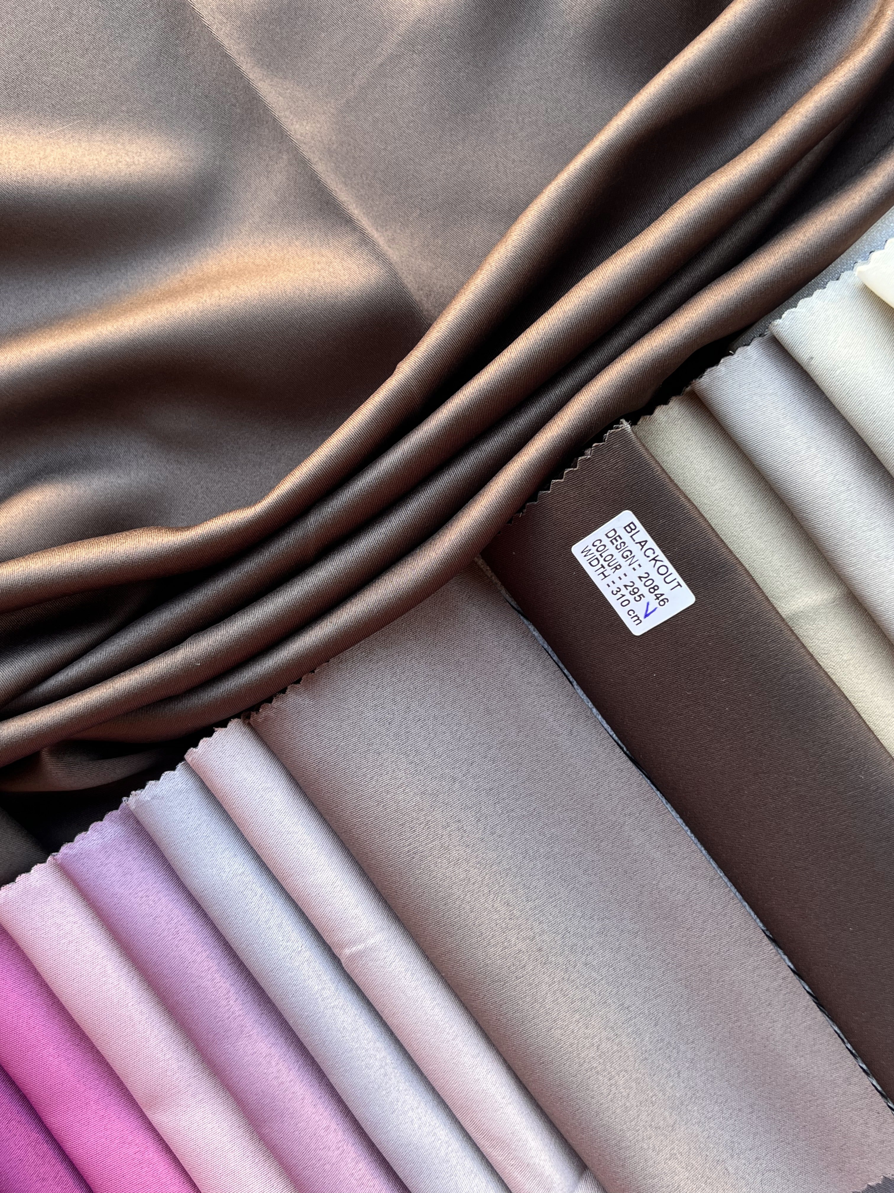 Monochrome "Blackout" curtain, dark brown color