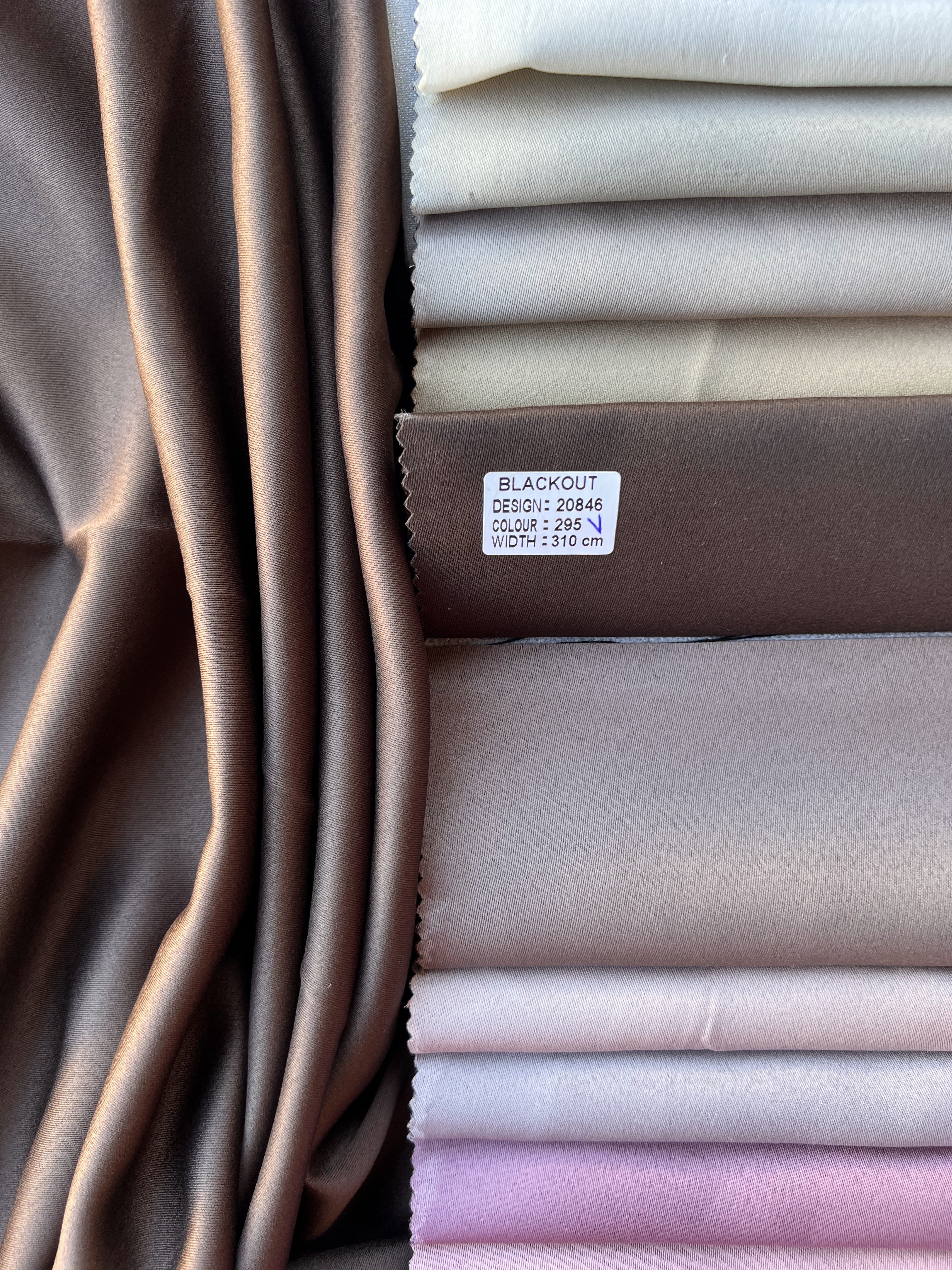 Monochrome "Blackout" curtain, dark brown color