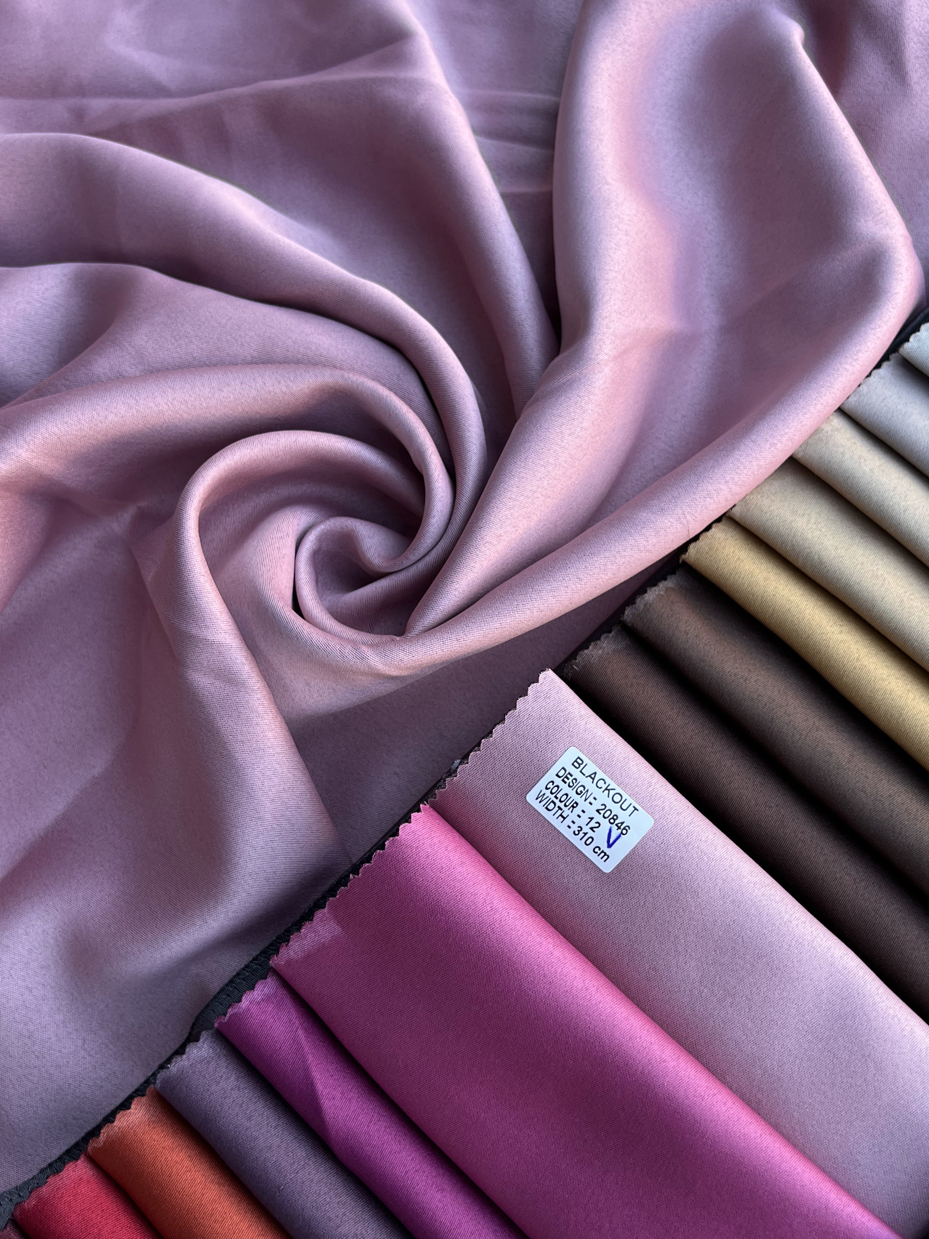 Monochrome "Blackout" curtain, soft pink color