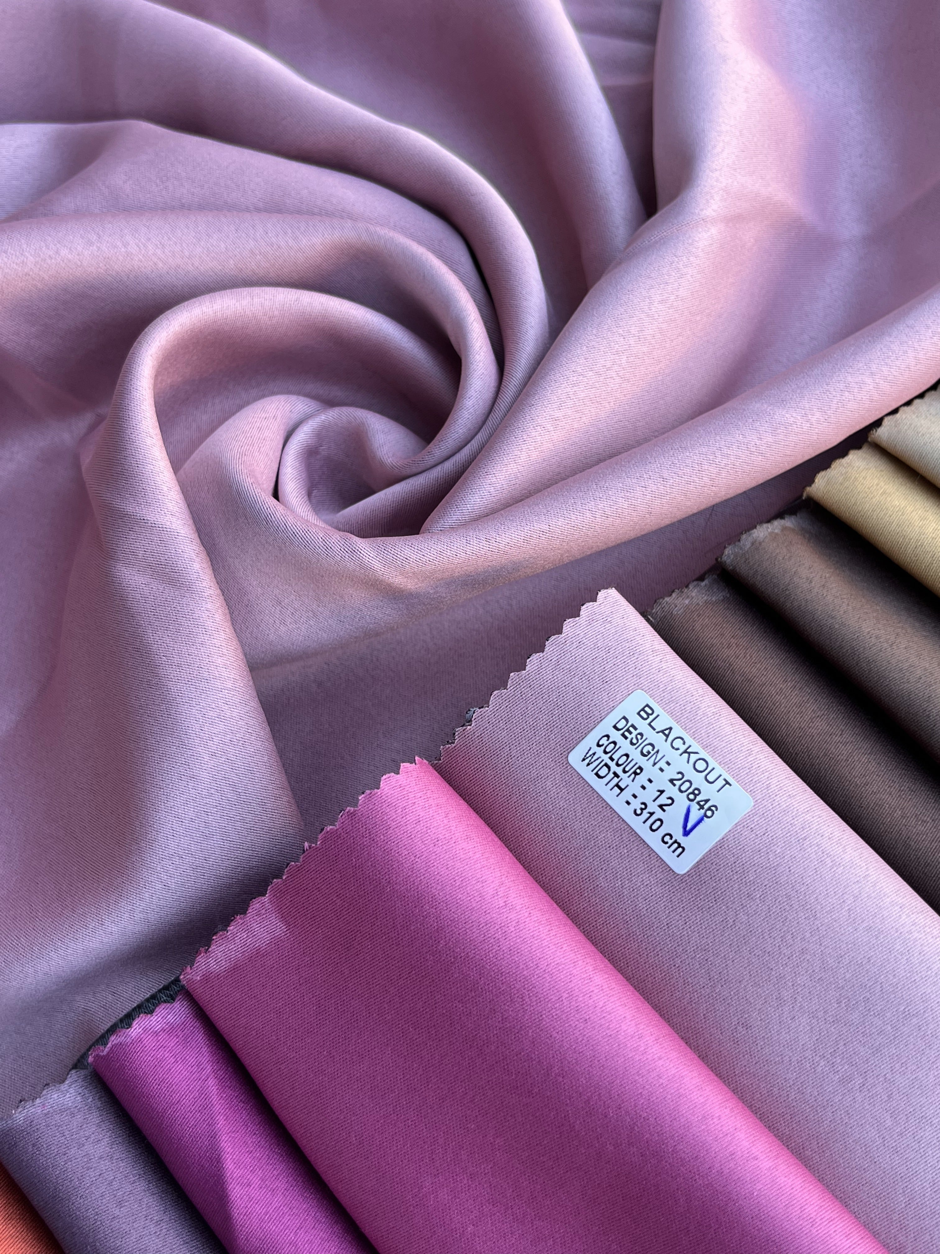 Monochrome "Blackout" curtain, soft pink color