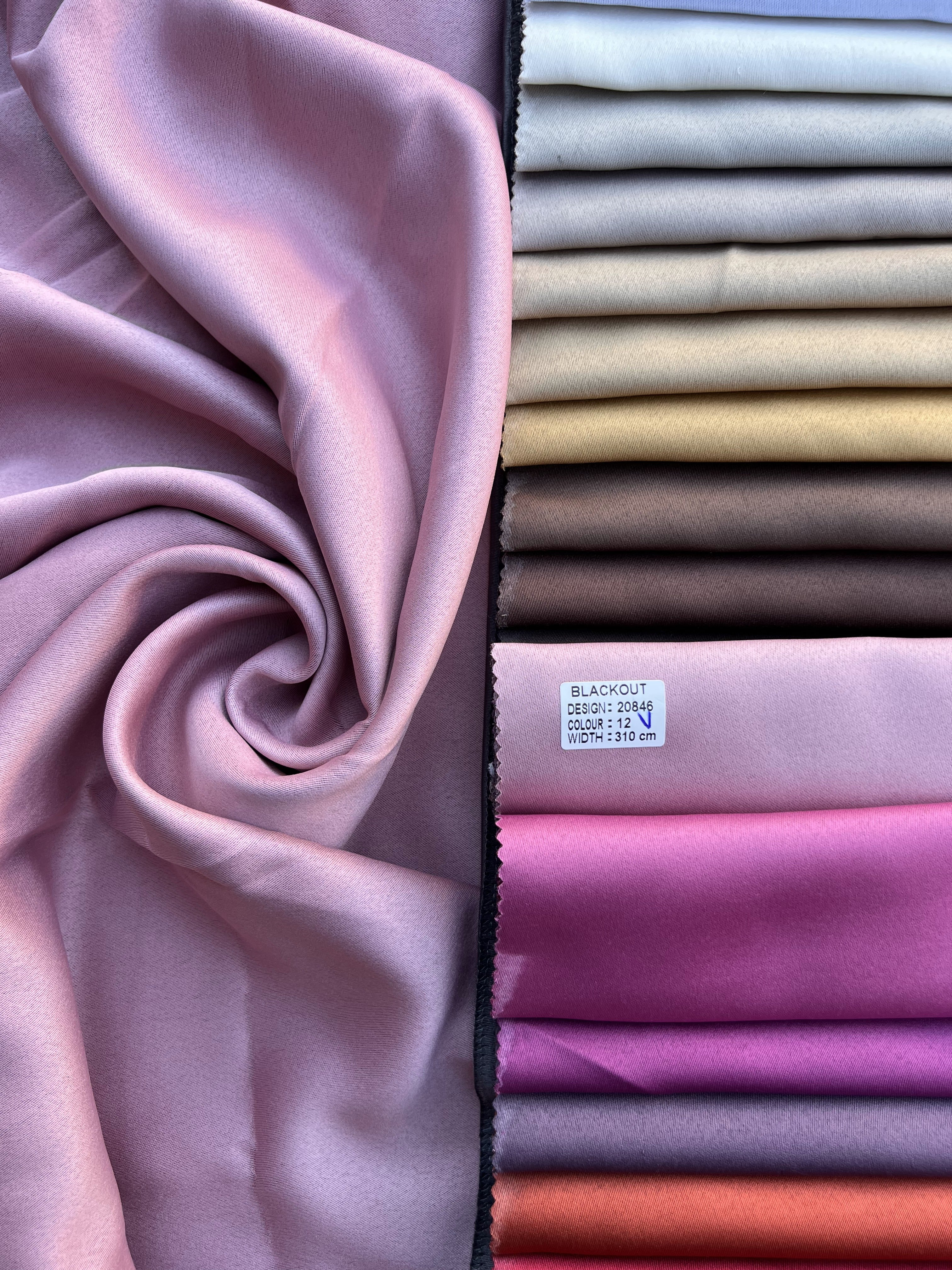 Monochrome "Blackout" curtain, soft pink color