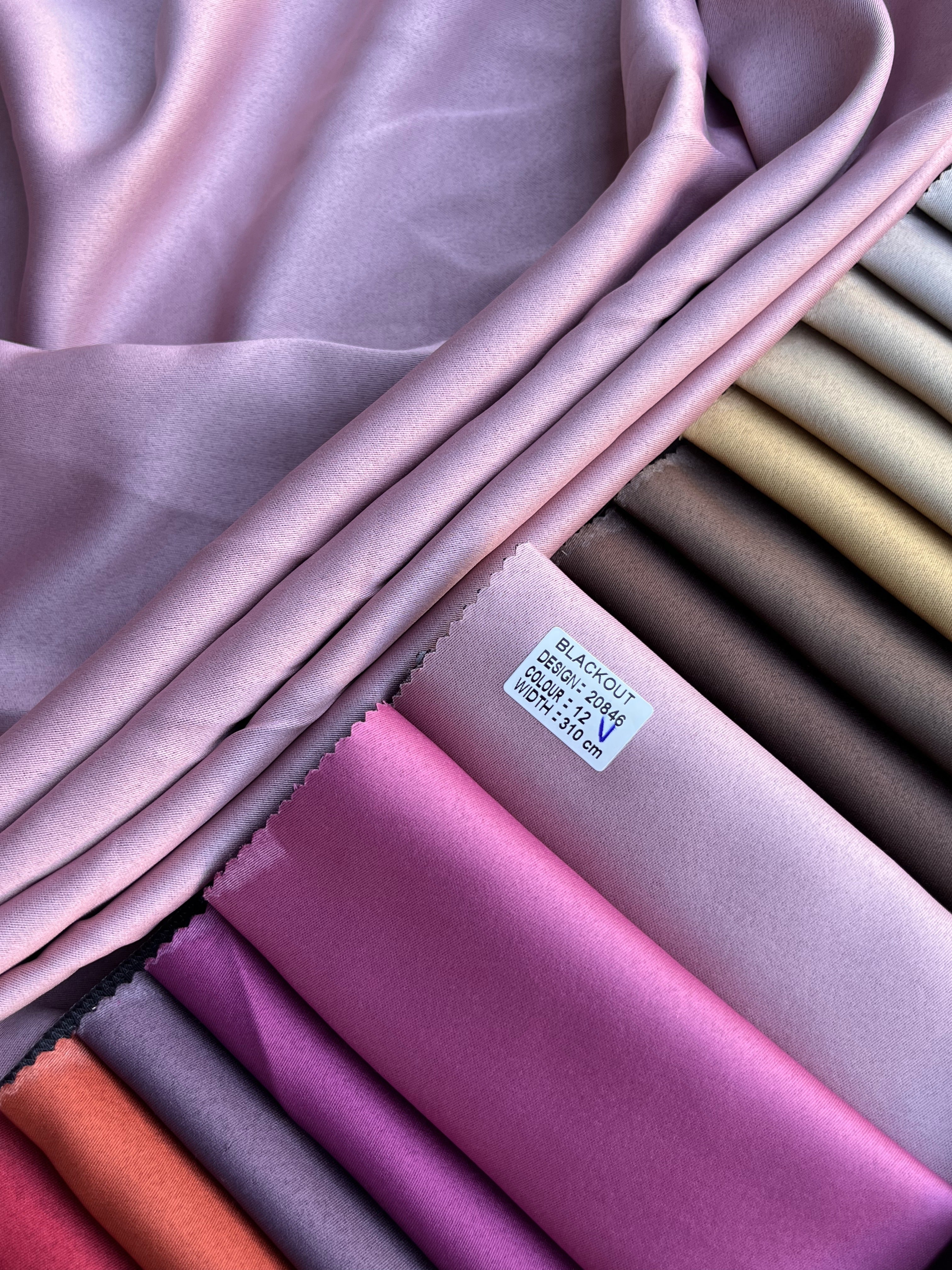 Monochrome "Blackout" curtain, soft pink color