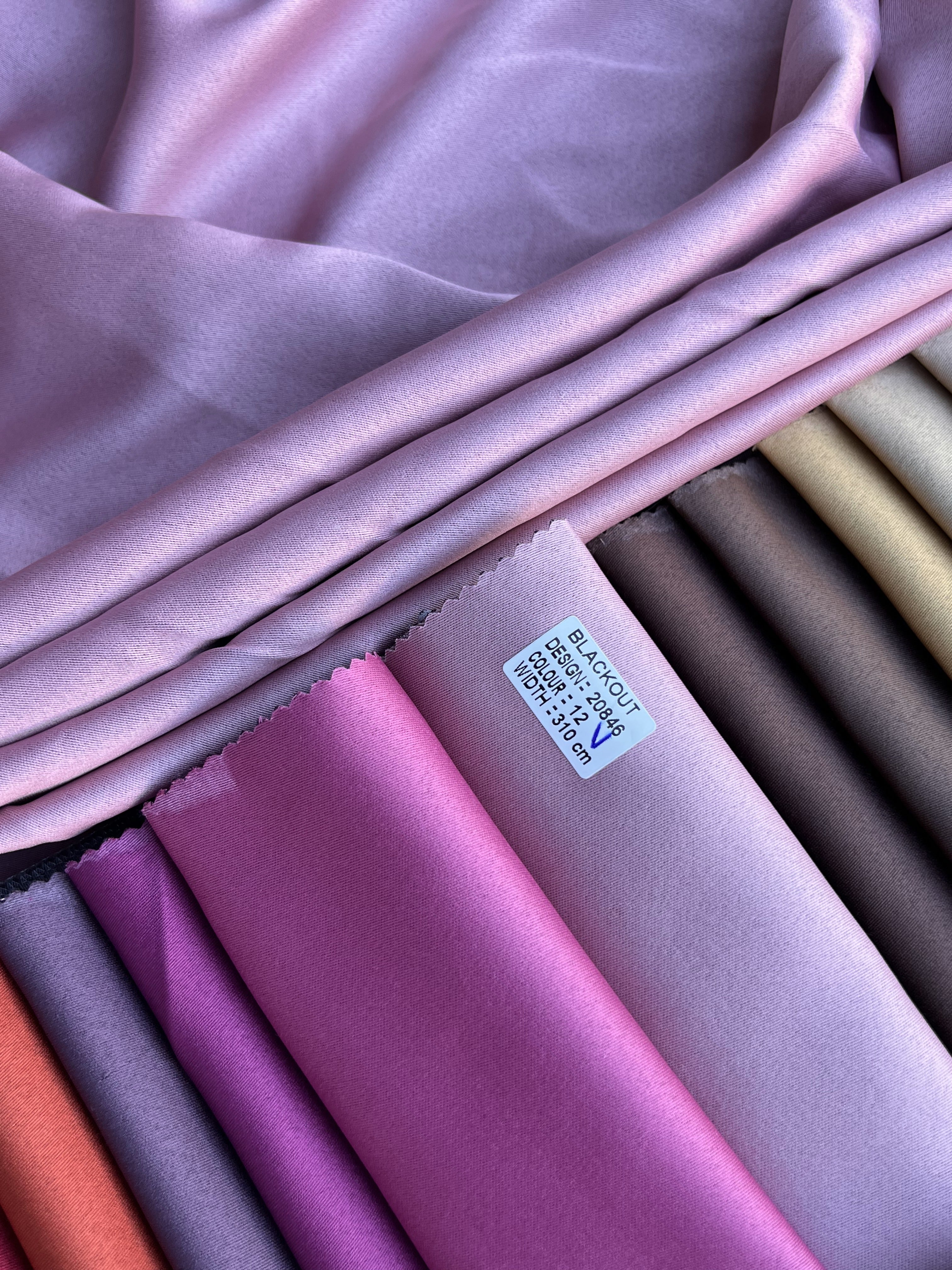 Monochrome "Blackout" curtain, soft pink color