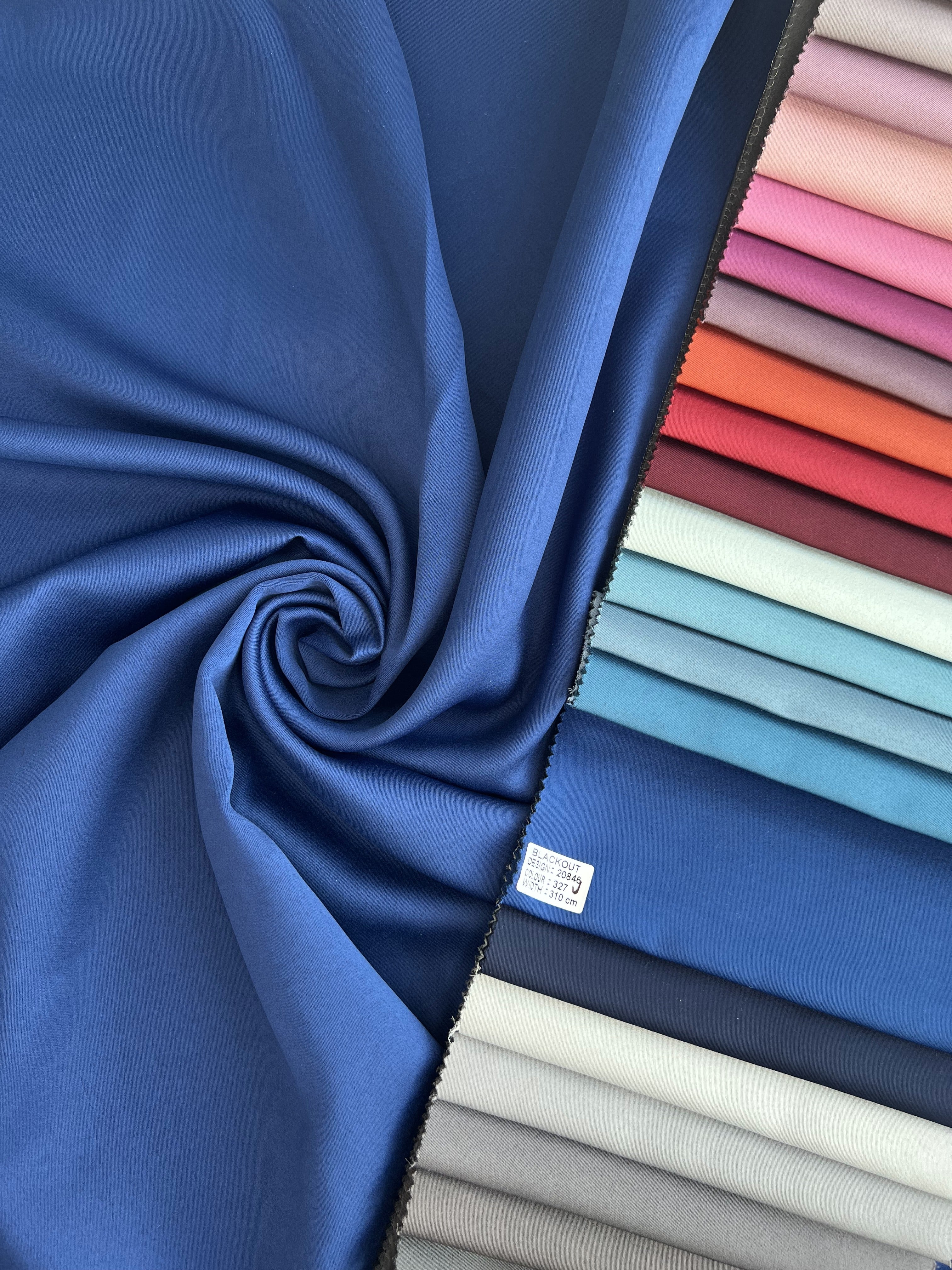 Monochrome "Blackout" curtain, dark blue color