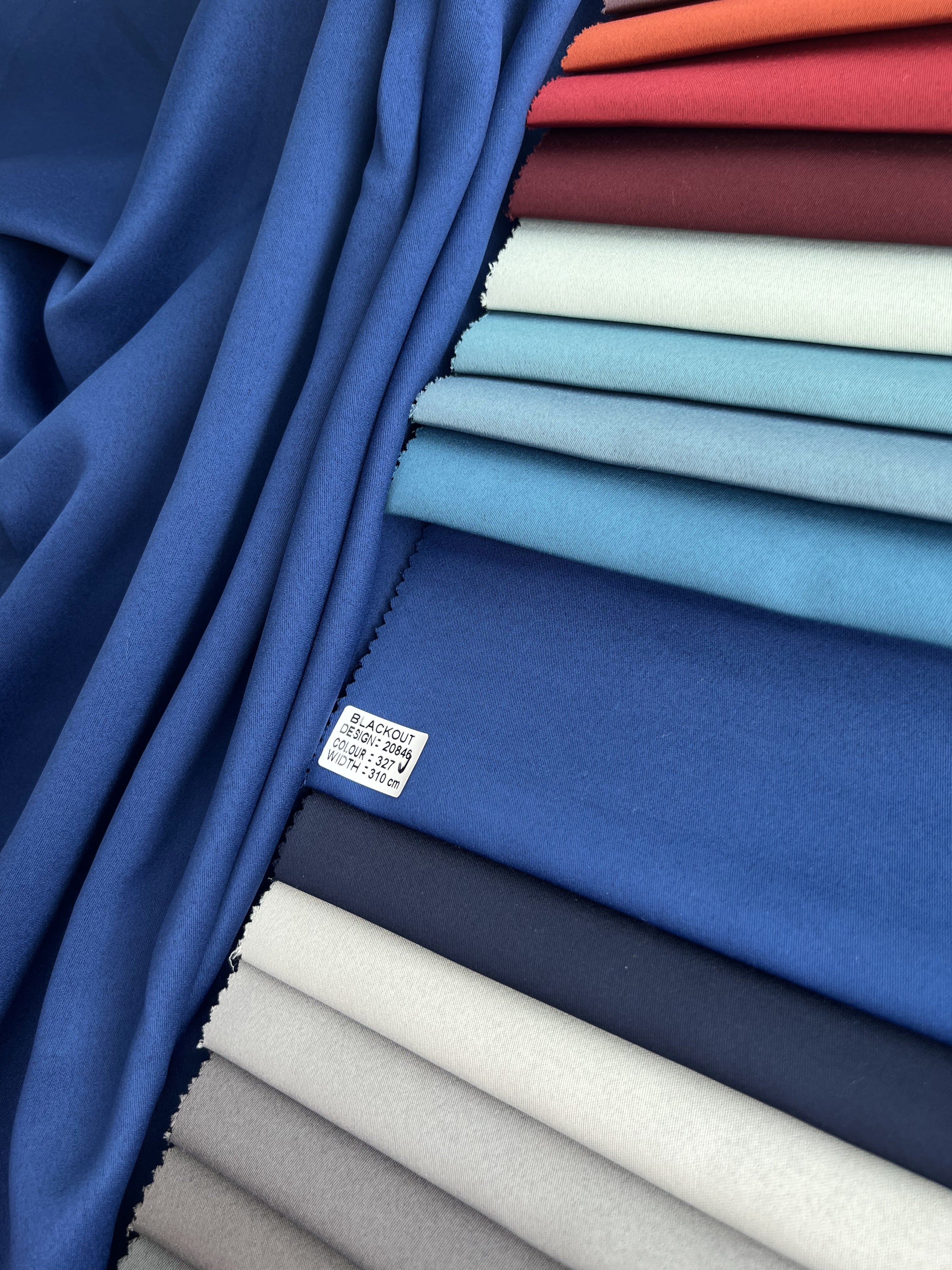 Monochrome "Blackout" curtain, dark blue color