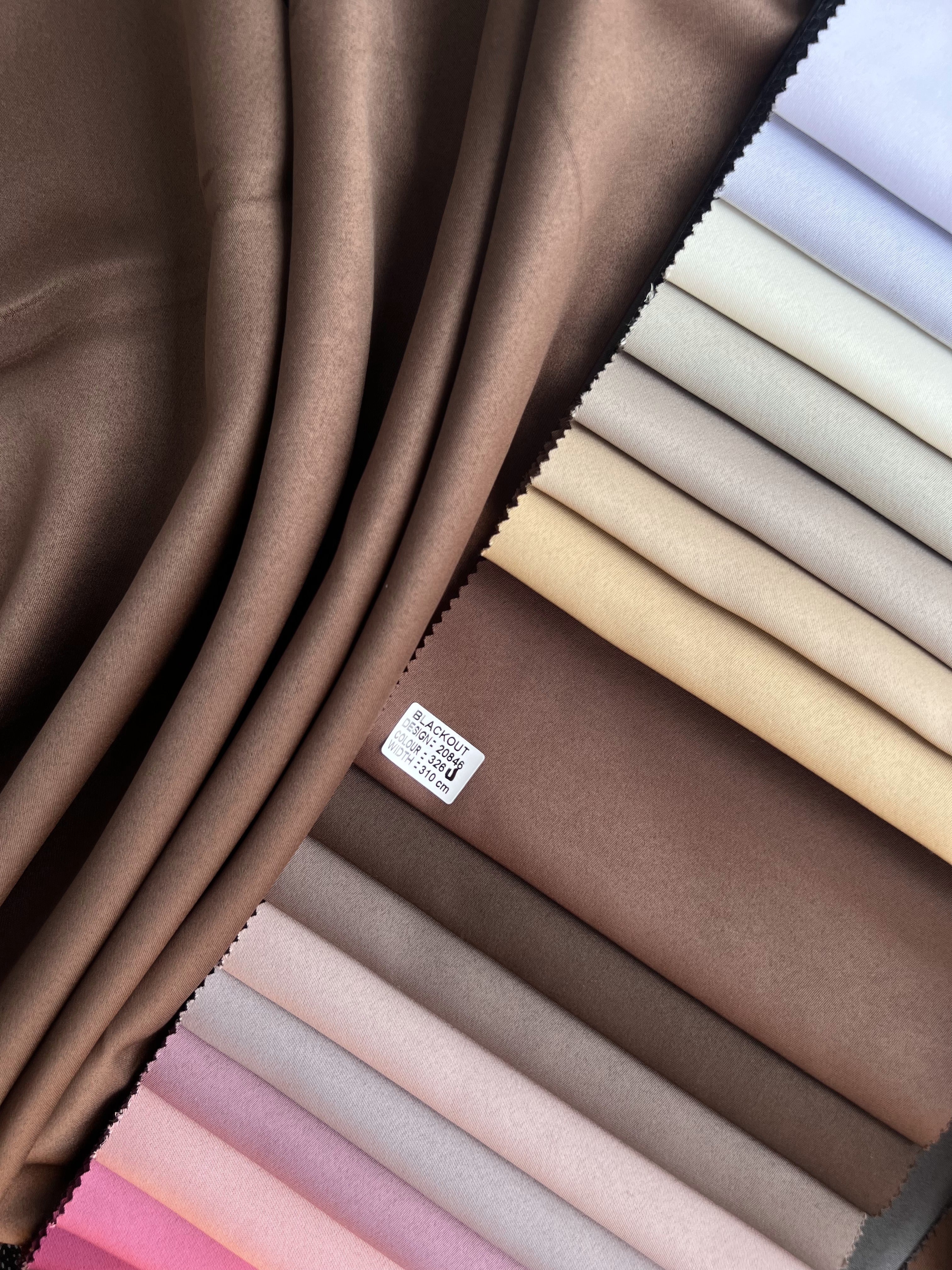 Monochrome "Blackout" curtain, brown color