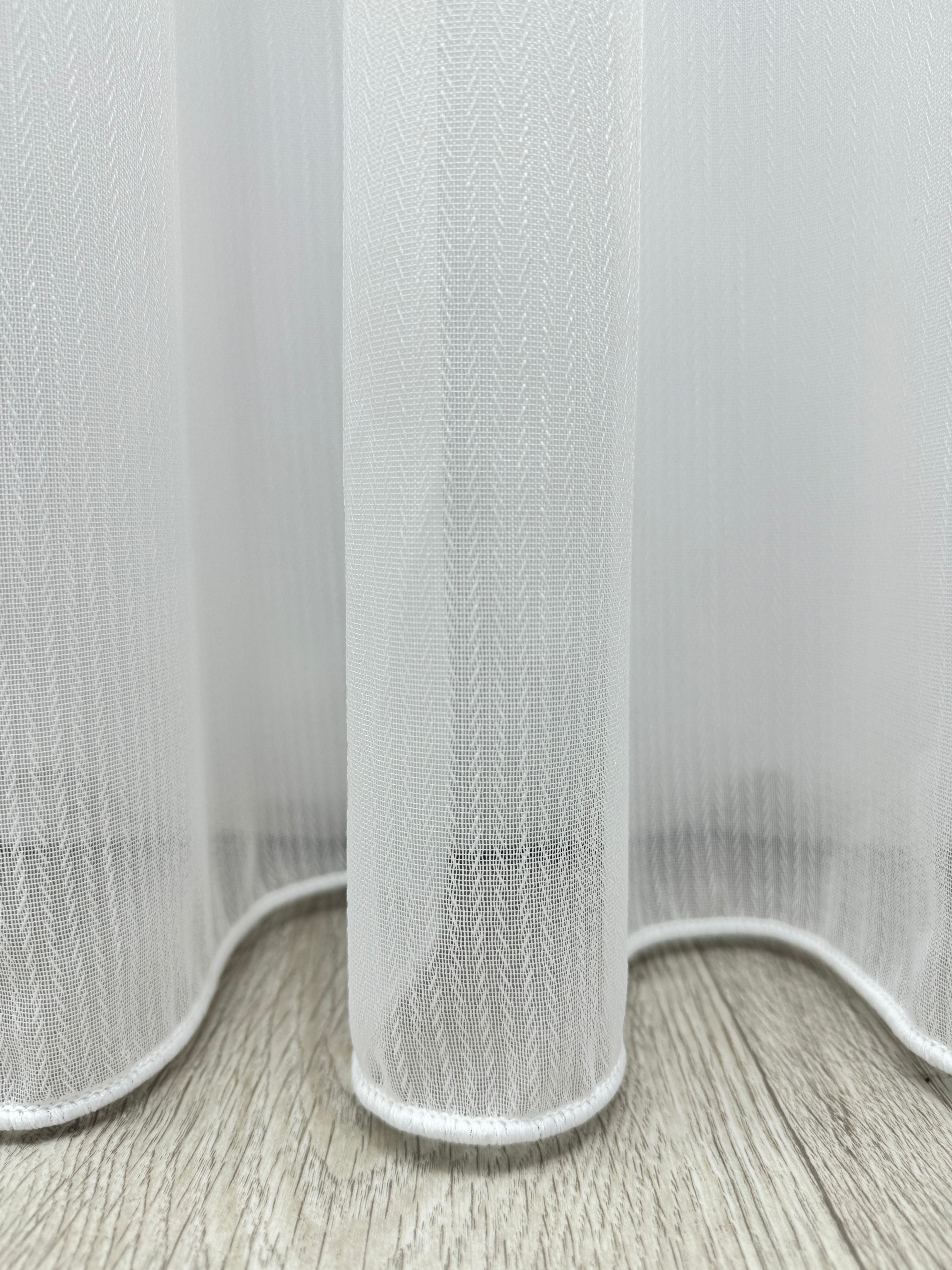 Plain sheer curtain “ Braid ” on a bamboo base, milk color