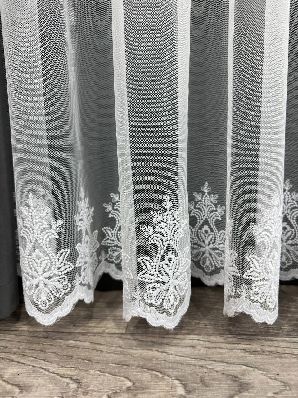 Sheer curtain with embroidered bottom, white color