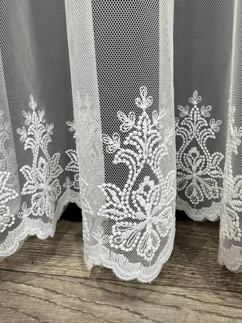 Sheer curtain with embroidered bottom, white color