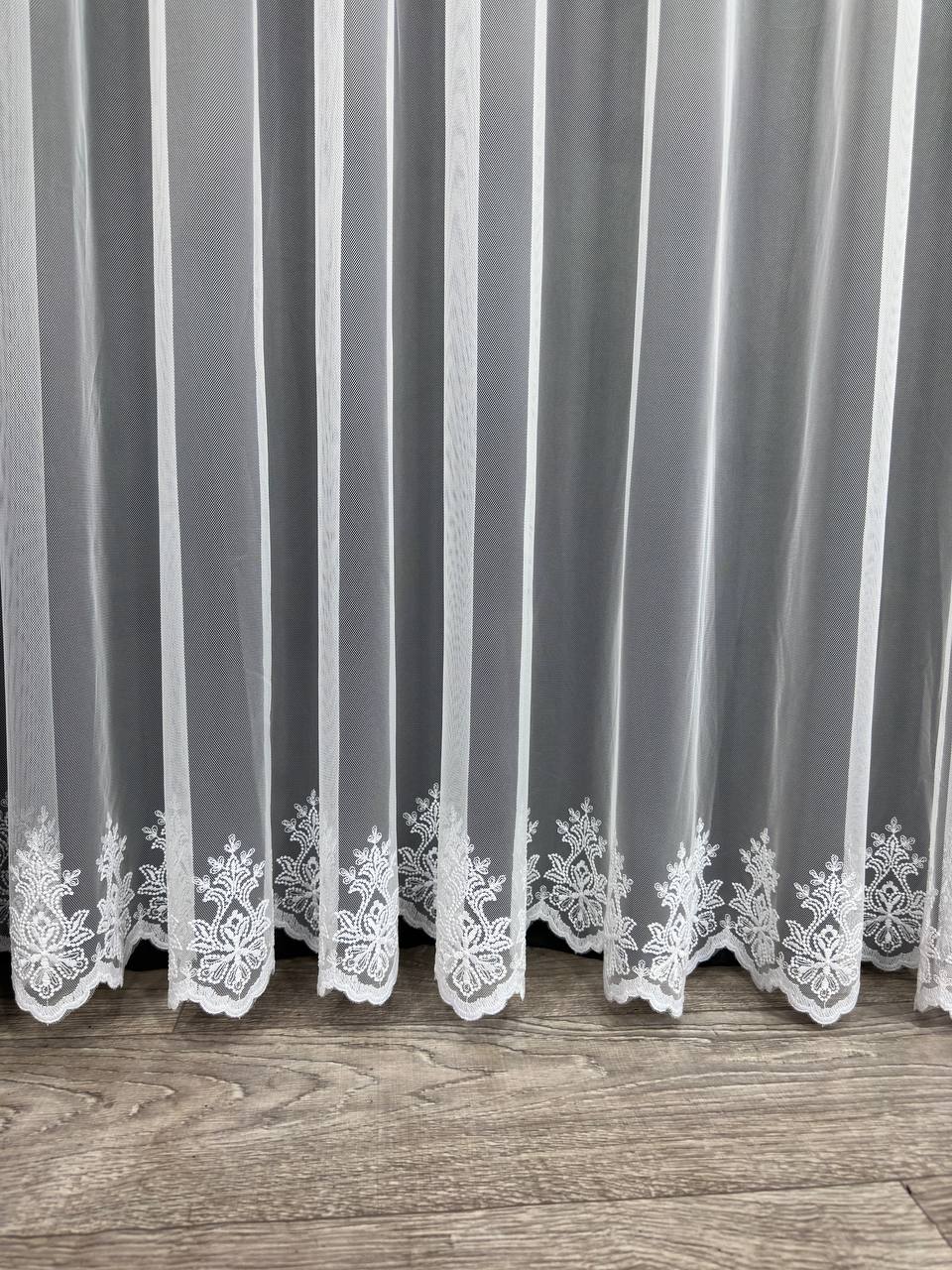 Sheer curtain with embroidered bottom, white color